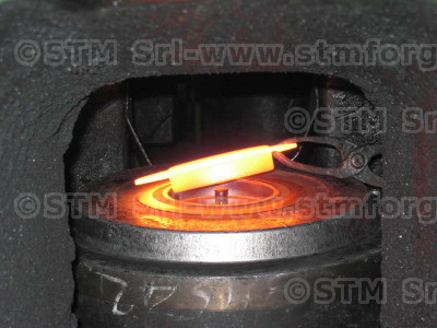 Prodotto incandescente nello stampo di stampaggio.